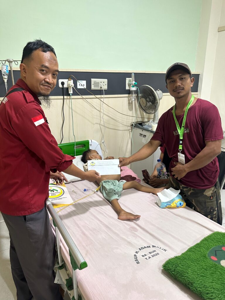 Penyaluran zakat untuk Dheivan mualaf penderita leukemia di Medan