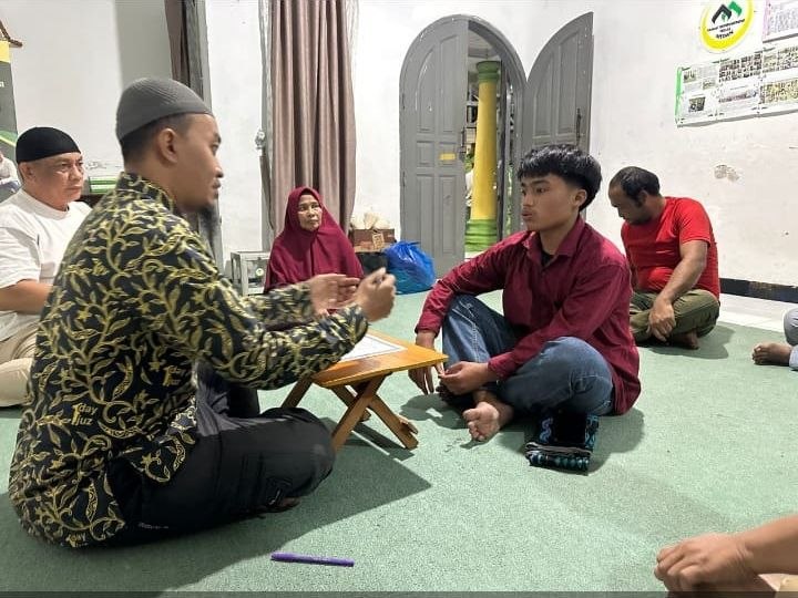 Prosesi syahadat mualaf muda Kabanjahe didampingi paman