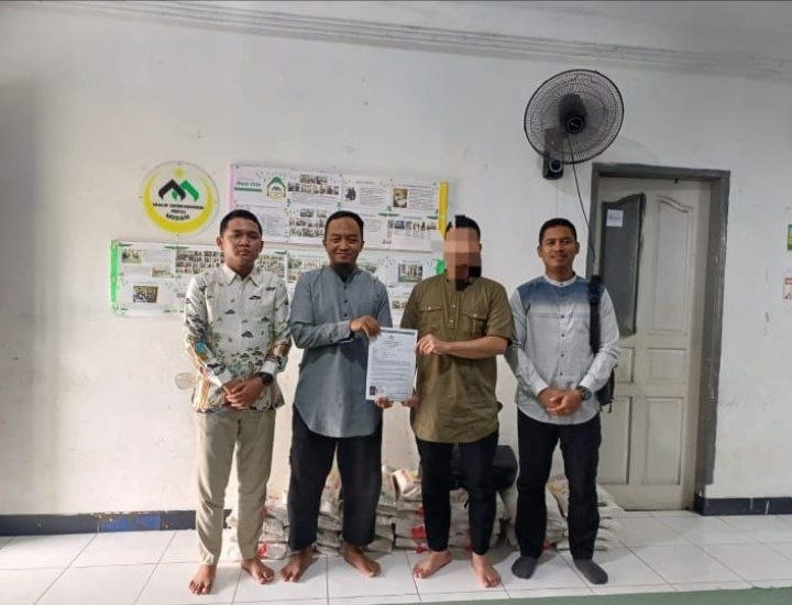 Prosesi syahadat Bang Harefa, seorang polisi, dibimbing oleh tim Mualaf Center Medan.