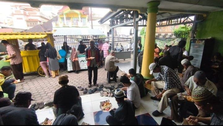 Suasana kegiatan berbagi makan siang di Rumah Dakwah Mualaf Center Indonesia Peduli regional Medan.