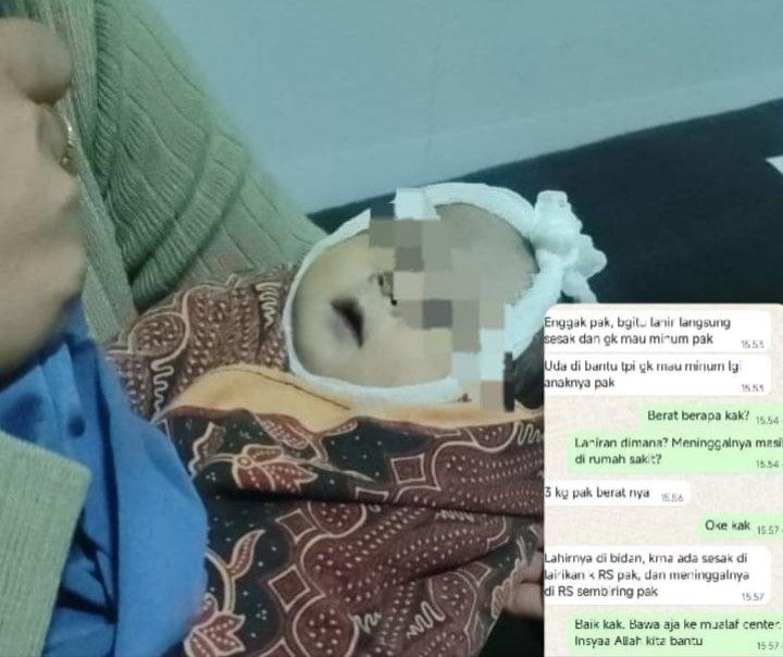 Tim Mualaf Center Medan mempersiapkan prosesi fardhu kifayah untuk jenazah bayi.