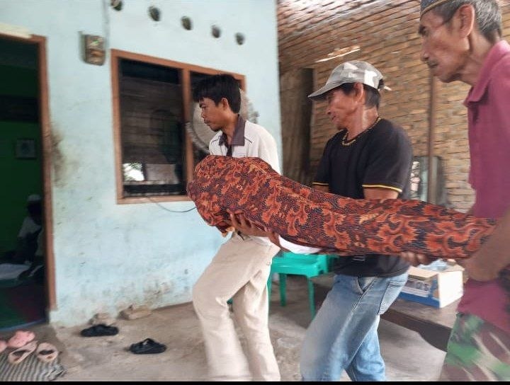 Tim Mualaf Center Medan mempersiapkan proses fardhu kifayah warga terlantar di Jermal.