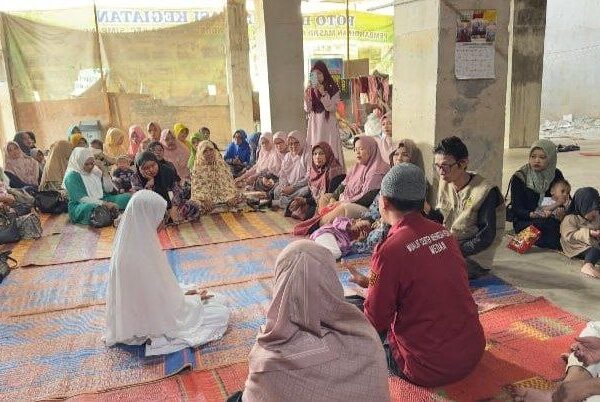 Prosesi syahadat Ibu Juliana br. Surbakti dengan juru bahasa isyarat di Masjid Al-Mukhlisin, Tanah Karo.