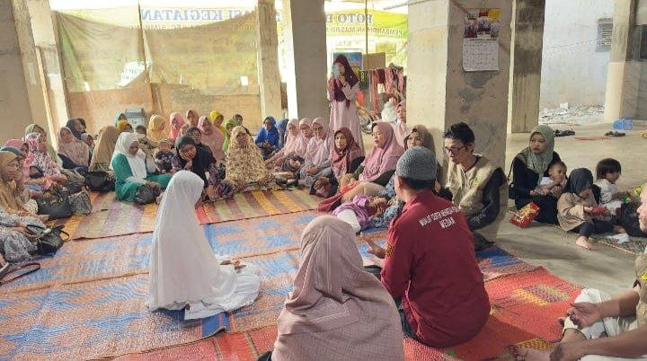 Prosesi syahadat Ibu Juliana br. Surbakti dengan juru bahasa isyarat di Masjid Al-Mukhlisin, Tanah Karo.