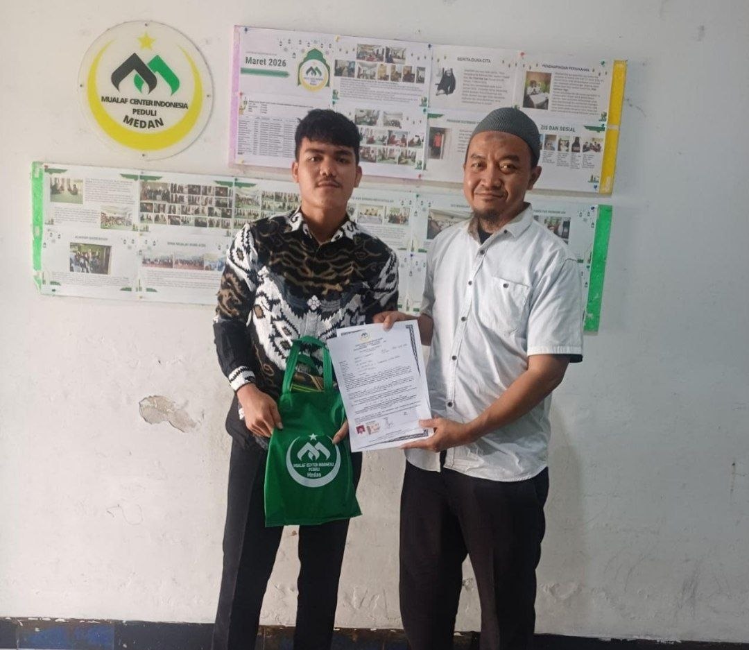 Proses bimbingan syahadat Antonius Simamora yang difasilitasi oleh Mualaf Center Medan.