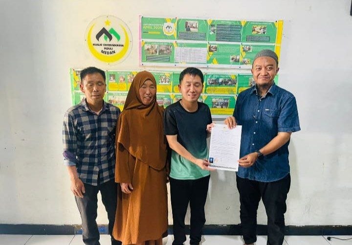 Prosesi syahadat warga China, Zhang Hongyang, yang didampingi tim Mualaf Center Medan.