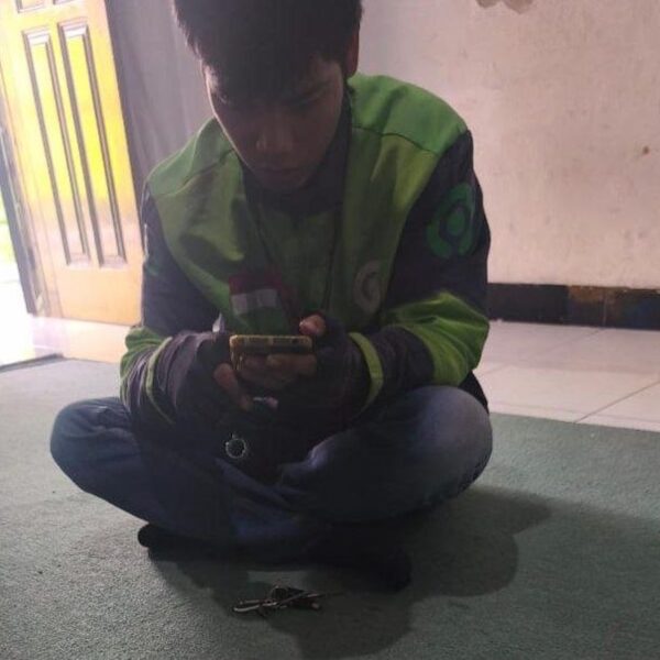 Bang Dikky Gea memegang foto lama ibunya, sebuah kisah pencarian ibu kandung yang mengharukan.
