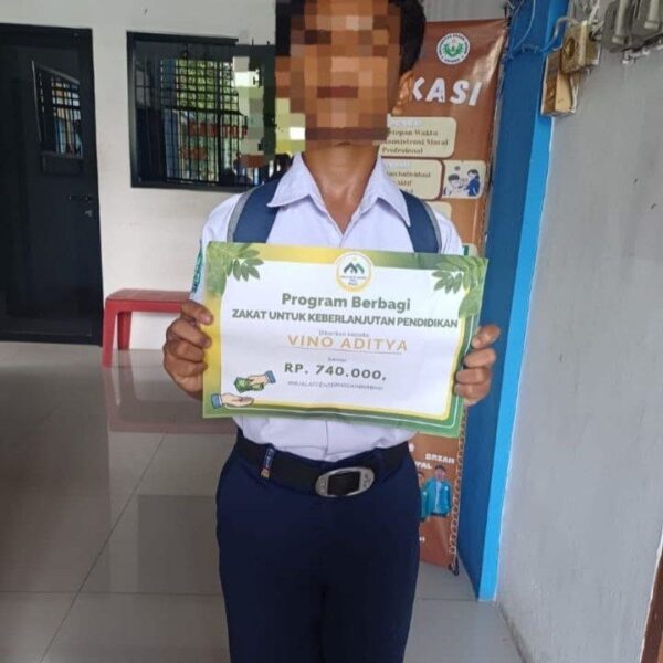 Penyaluran dana zakat untuk pendidikan seorang anak oleh tim Mualaf Center Medan.