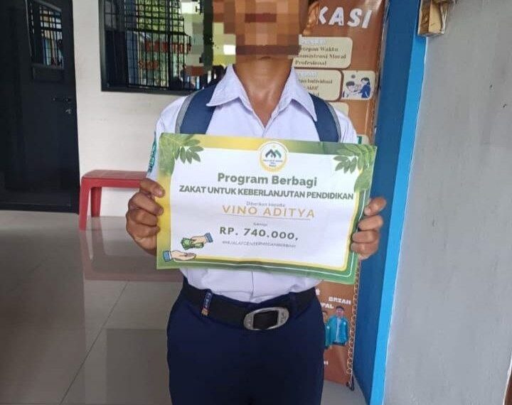 Penyaluran dana zakat untuk pendidikan seorang anak oleh tim Mualaf Center Medan.