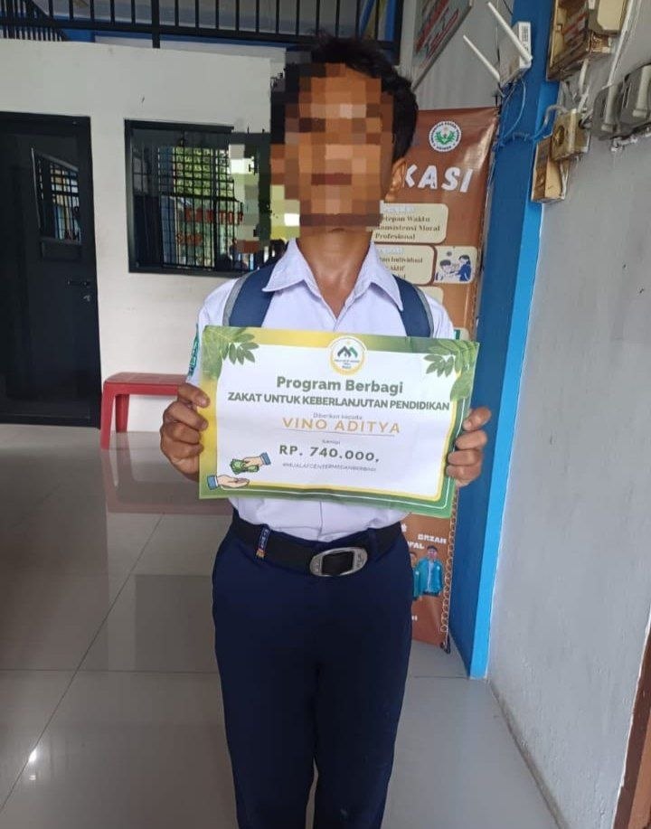 Penyaluran dana zakat untuk pendidikan seorang anak oleh tim Mualaf Center Medan.
