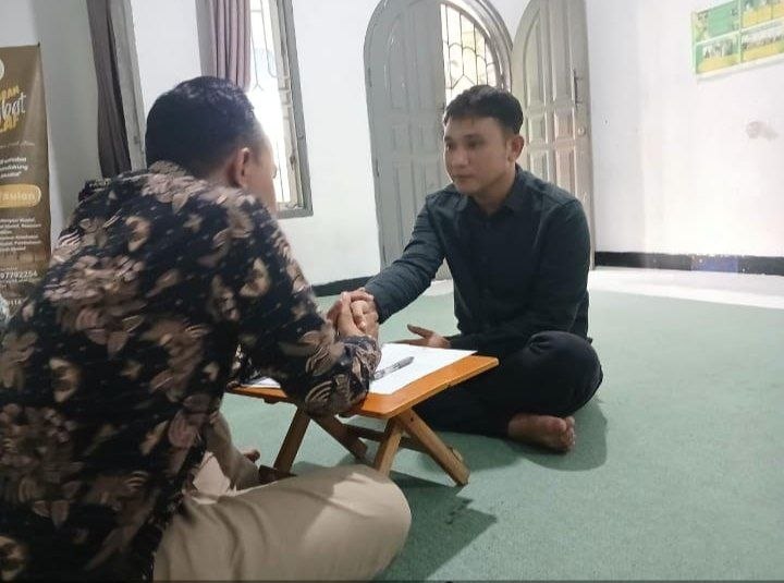 Rizky Silaban, seorang driver Grab, saat prosesi syahadat driver Grab Medan didampingi Mualaf Center Medan.