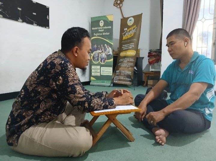 Prosesi syahadat etnis Tionghoa Medan oleh Bapak Edi Pairin yang dibimbing Mualaf Center Medan.