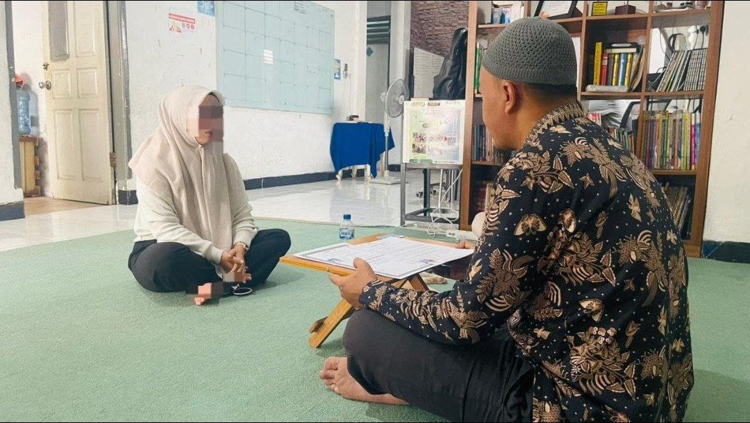 Prosesi syahadat mualaf Tapsel, Agnes Lumbangaol, di Mualaf Center Medan.