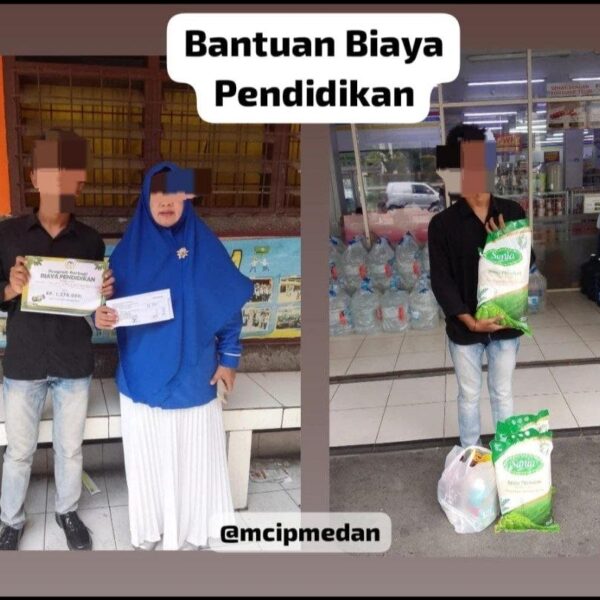 Tim Mualaf Center Medan memberikan bantuan biaya pendidikan yatim di sebuah sekolah.