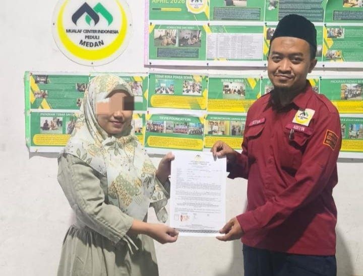 Kristin mengucapkan syahadat di Mualaf Center Medan