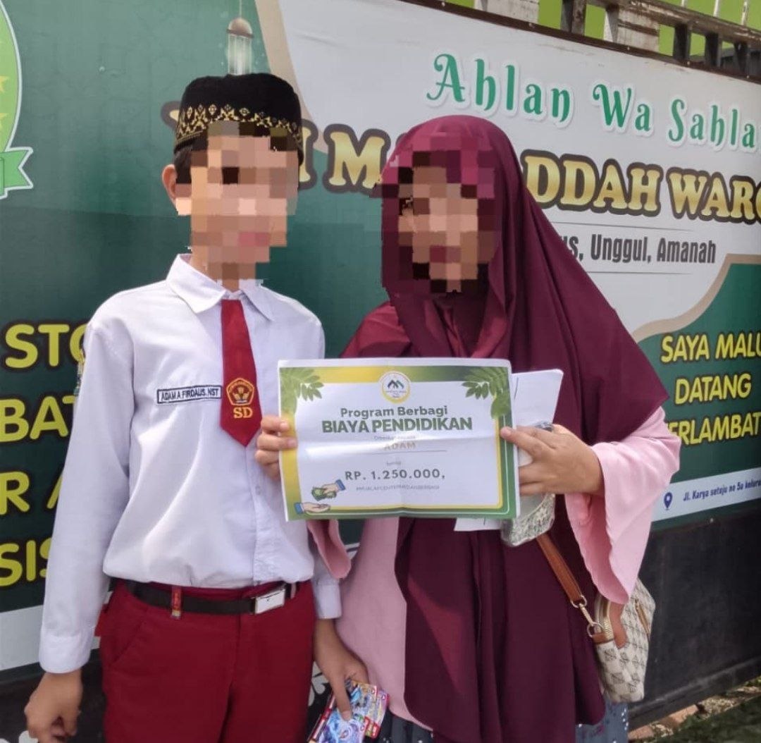 Ananda Adam Firdaus menerima bantuan biaya pendidikan