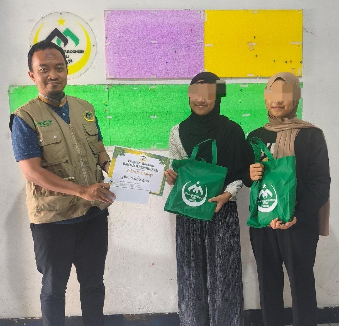 Zahra dan Zahwa menerima bantuan pendidikan dari Mualaf Center Medan