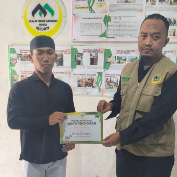 Sholahuddin menerima bantuan pendidikan dari Mualaf Center Medan
