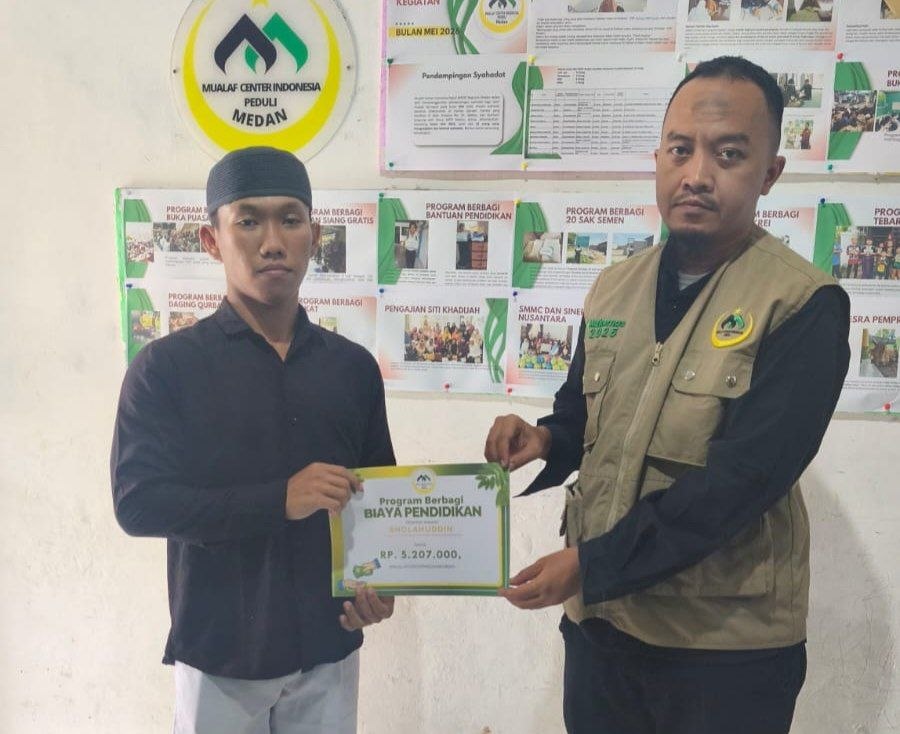 Sholahuddin menerima bantuan pendidikan dari Mualaf Center Medan