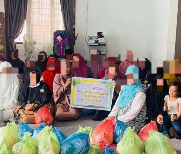 Para binaan Mualaf Center Medan menerima paket sembako berisi beras, teh, dan gula