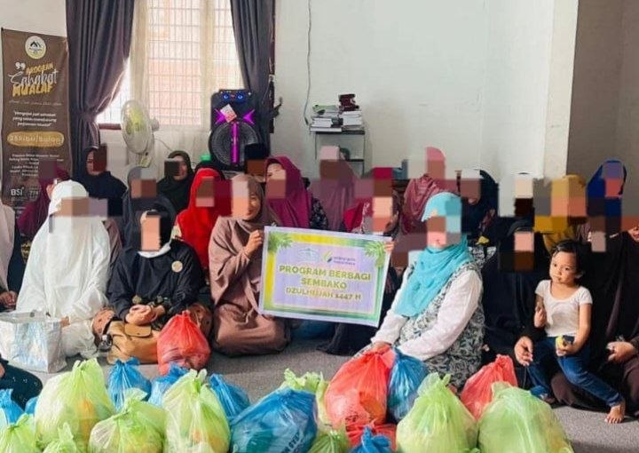 Para binaan Mualaf Center Medan menerima paket sembako berisi beras, teh, dan gula
