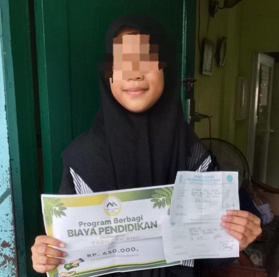 Fadhilah Aini menerima bantuan pendidikan