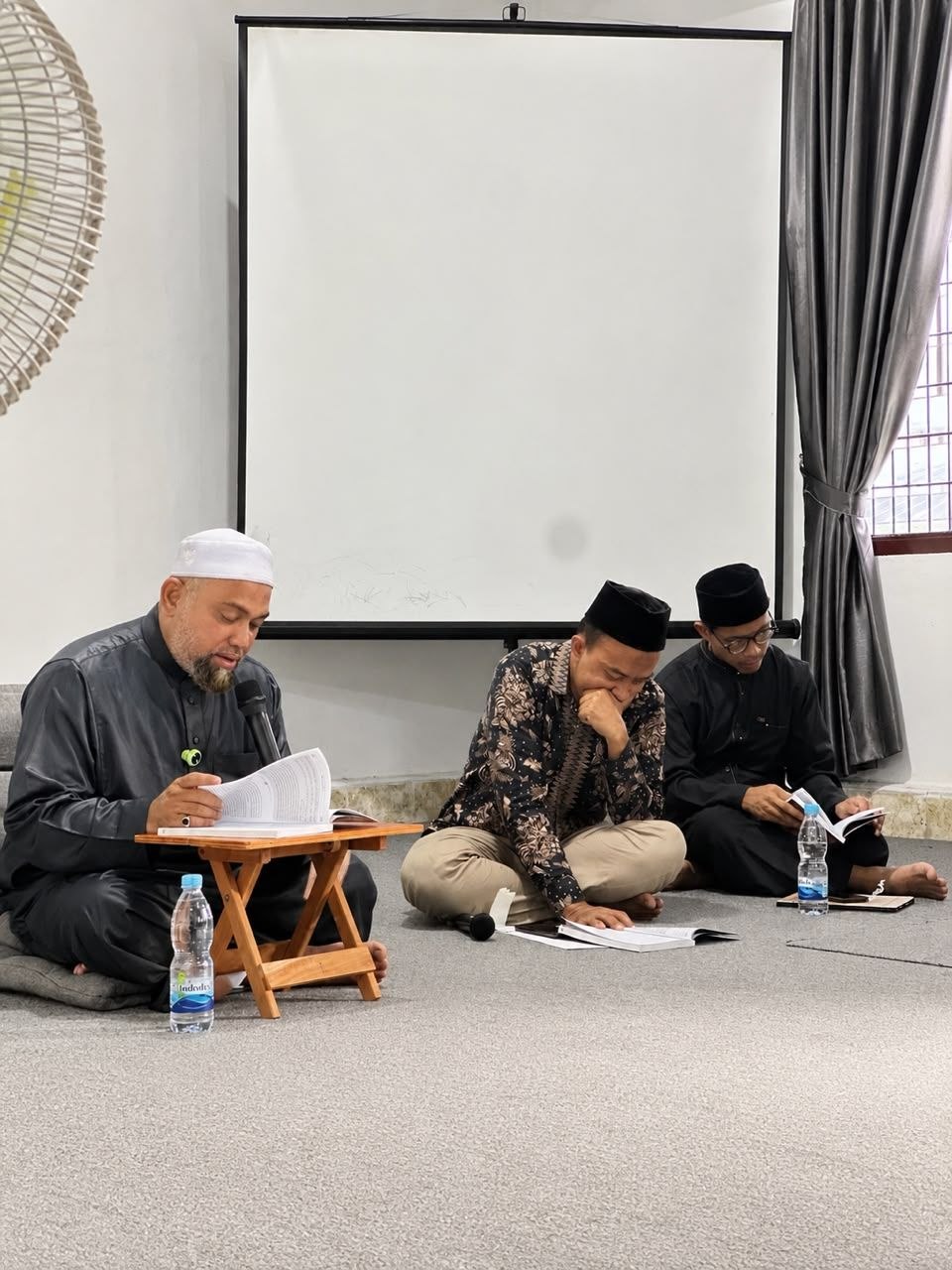 Ustadz Arif Erde memimpin kajian tafsir Surah An-Naba’ di Mualaf Center Medan