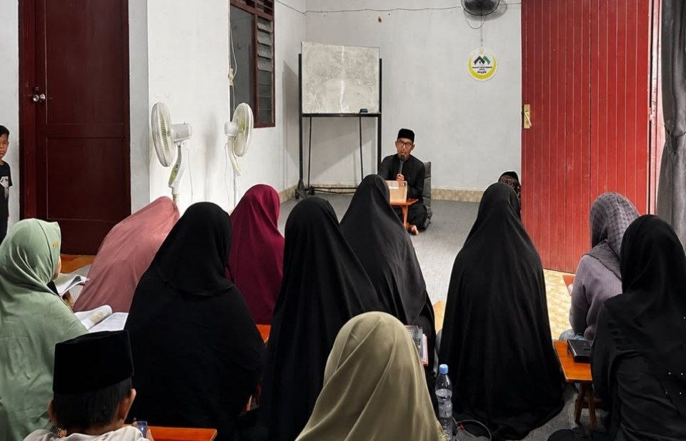Ustadz Yusri Kombih menjelaskan pentingnya shalat, berbakti kepada orang tua, dan jihad dalam Islam di kajian Mualaf Center Medan.