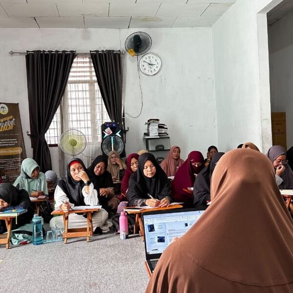 Bunda Wieke sedang memberikan materi kajian 'Inner Healing Journey - Menata Batin' di Mualaf Center Medan.