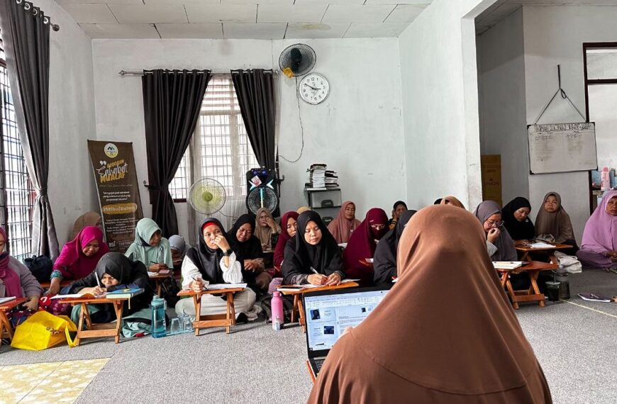 Bunda Wieke sedang memberikan materi kajian 'Inner Healing Journey - Menata Batin' di Mualaf Center Medan.