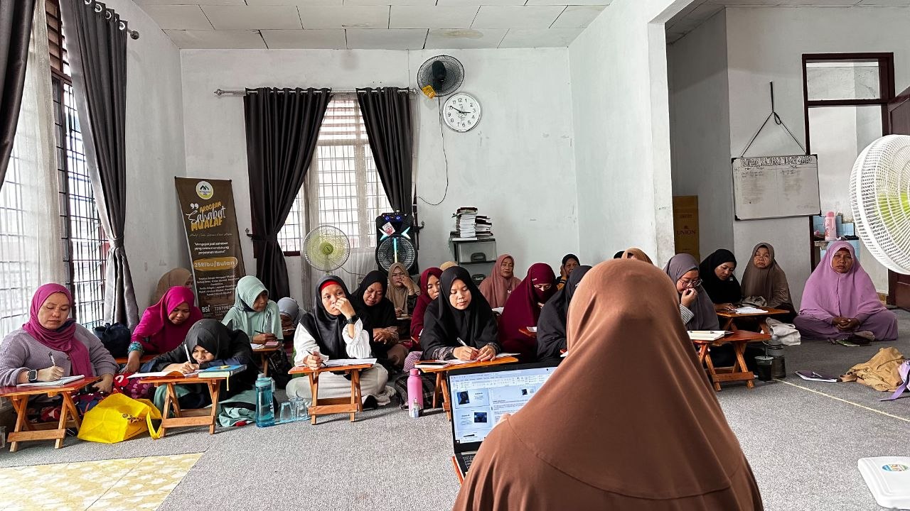 Bunda Wieke sedang memberikan materi kajian 'Inner Healing Journey - Menata Batin' di Mualaf Center Medan.