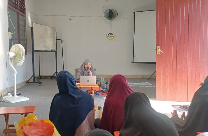 Bunda Wieke sedang memberikan kajian tentang pikiran negatif di Mualaf Center Medan