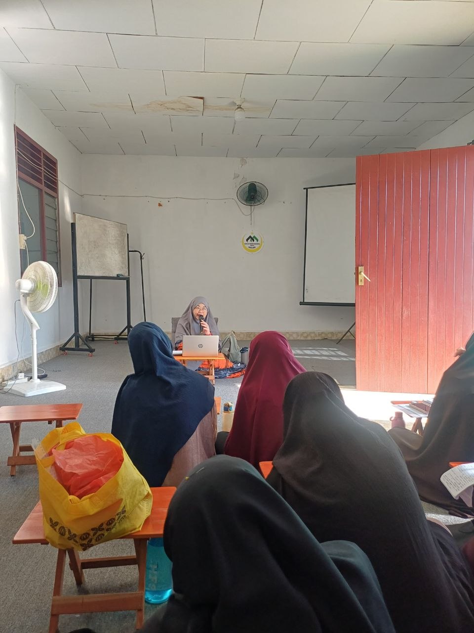 Bunda Wieke sedang memberikan kajian tentang pikiran negatif di Mualaf Center Medan